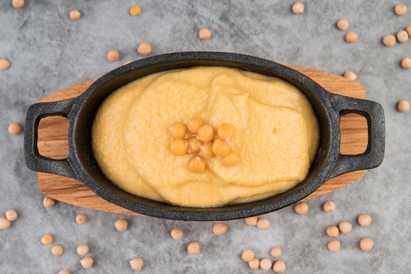 Хумус на оливковом масле с базиликом vegetarianskii krem sup iz nuta sverhu - Хумус на оливковом масле с базиликом