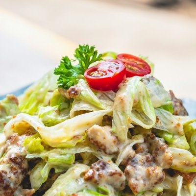 Салат из капусты с курицей и яичными блинчиками