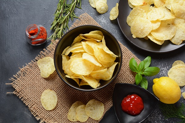 Картофельные чипсы домашние bowl crispy home made potato chips served with ketchup - Картофельные чипсы домашние