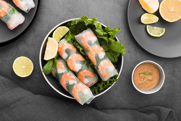 bowl shrimp rolls with salad lemon - Спринг-роллы с креветками