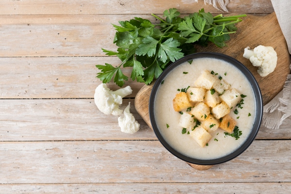 cauliflower soup bowl wooden table 1 - Диетический суп из цветной капусты