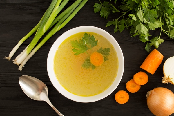 Супы, бульоны и отвары в диетическом питании chicken broth bowl with vegetables - Супы, бульоны и отвары в диетическом питании