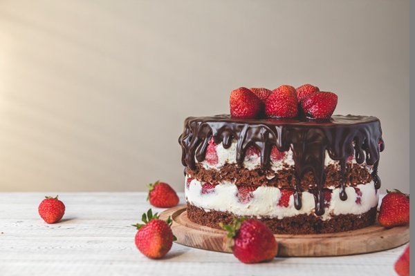 Постный торт на аквафабе chocolate cake with strawberries table - Постный торт на аквафабе