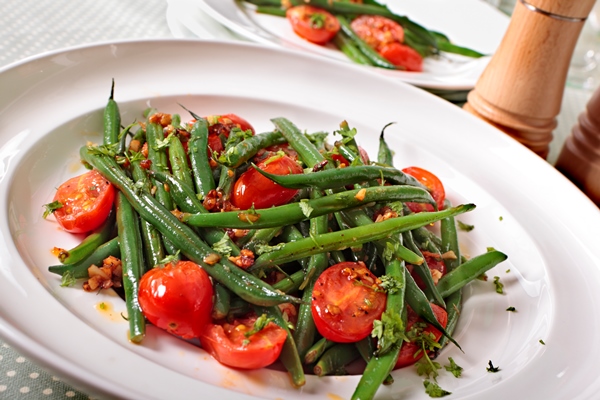 Постный тёплый салат из стручковой фасоли и помидоров черри close up green beans salad with cherry tomatoes - Постный тёплый салат из стручковой фасоли и помидоров черри