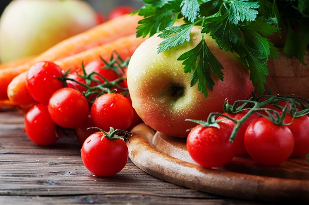 concept healthy food with tomato apple selective focus - Салат из помидоров и яблок диетический