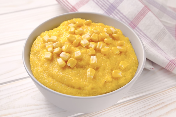 Постная кукурузная каша на кокосовом молоке delicious corn porridge bowl white wooden table - Постная кукурузная каша на кокосовом молоке