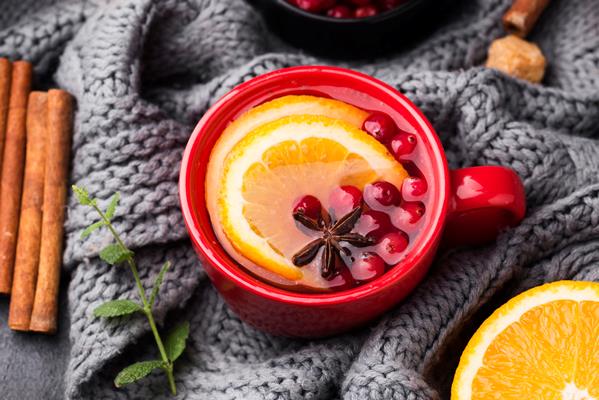 Безалкогольный имбирный пунш flat lay glass with fruity flavor tea - Безалкогольный имбирный пунш