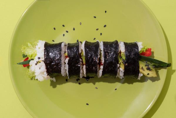 flat lay sushi green plate - Постные роллы с кабачковой икрой