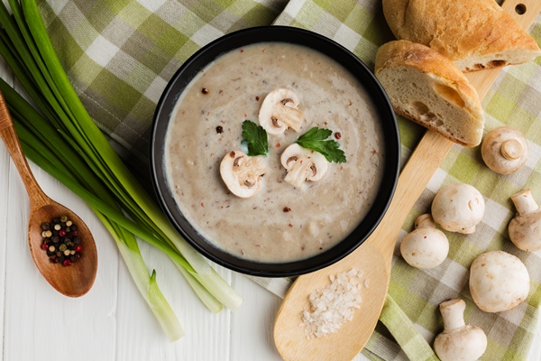 Постный суп-пюре из шампиньонов на кокосовом молоке flat lay wooden spoon mushroom bisque with bread mushrooms - Постный суп-пюре из шампиньонов на кокосовом молоке