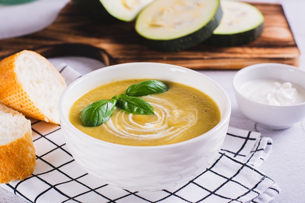 fresh zucchini soup with basil leaves bowl table - Овощной суп-пюре с жареным луком