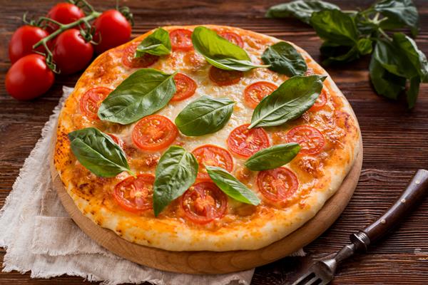 Постная пицца "Маринара" с томатами high angle delicious pizza concept - Постная пицца "Маринара" с томатами