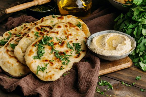Дрожжевые постные лепёшки с хумусом и зеленью high angle pakistani dish - Дрожжевые постные лепёшки с хумусом и зеленью