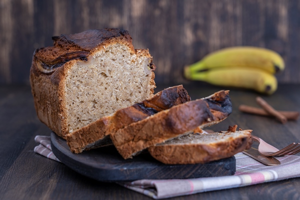 Постный банановый хлеб homemade banana bread with cinnamon wooden background close u banana bread loaf fresh baked from oven wood table background vintage rustic still life style concept bakery - Постный банановый хлеб