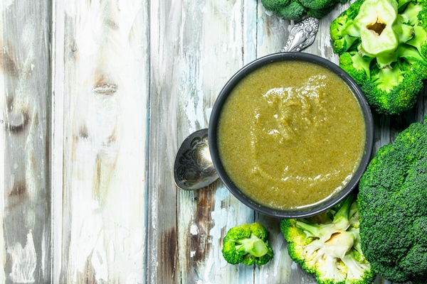 mashed ripe broccoli bowl - Быстрый суп-пюре из брокколи с оливковым маслом и молотым чёрным перцем