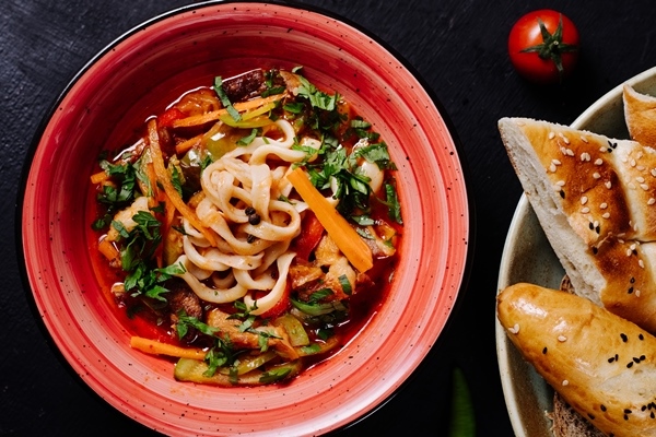Хе из кальмаров mixed vegetable salad red bowl with bread - Хе из кальмаров
