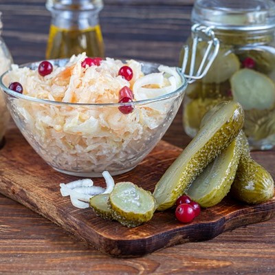 Салат из квашеной капусты и солёных огурцов