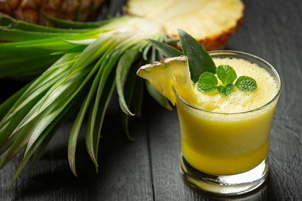 Ананасово-имбирный смузи pineapple juice dark wooden surface - Ананасово-имбирный смузи