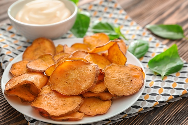 plate with yummy sweet potato chips table - Чипсы из батата в духовке