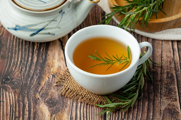 rosemary hot tea in cup ready to drink - Зелёный чай с розмарином