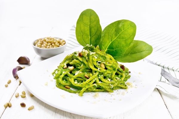 spaghetti with spinach nuts plate light board - Паста с зелёным соусом из шпината
