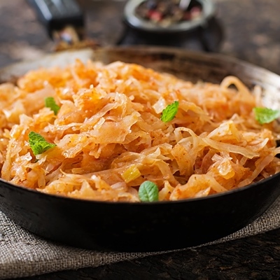 Капуста, тушённая с яблоками