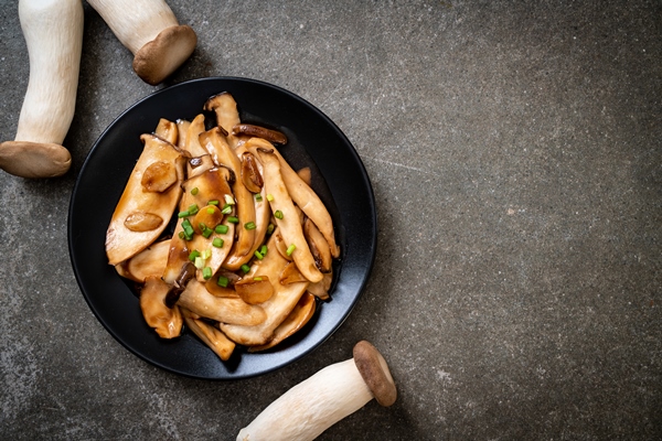 Жареные вёшенки stir fried king oyster mushroom oyster sauce - Жареные вёшенки