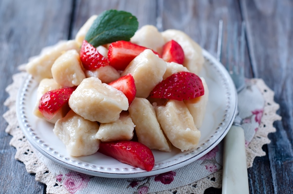 summer dessert lazy dumplings with cottage cheese - Ленивые вареники из тофу