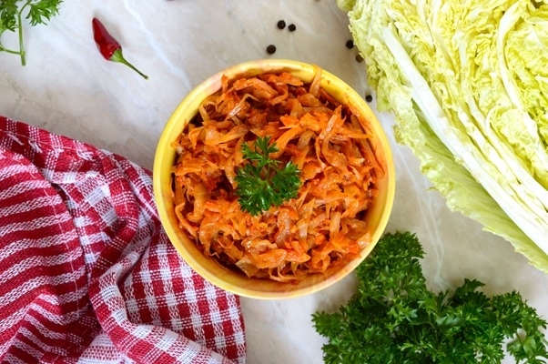 Тушёная капуста со сладким перцем и томатной пастой top view braised cabbage with tomato sauce 1 - Тушёная капуста со сладким перцем и томатной пастой