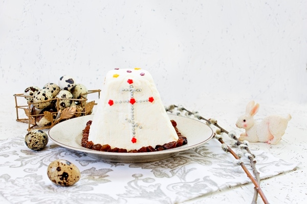 traditional easter dish curd easter easter eggs quail eggs light background - Пасха творожная (старинный рецепт)