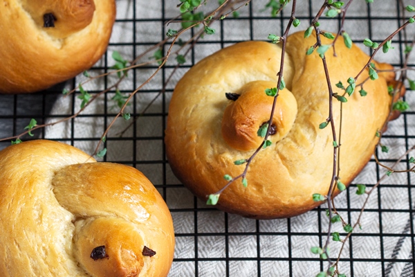 Жаворонки на кокосовых сливках traditional spring bird shaped lean buns coated with sweet syrup - Жаворонки на кокосовых сливках