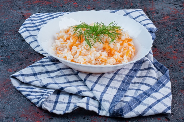 turkish menemen with herbs in a white plate - Постная рисовая каша с морковью, тыквой и яблоком