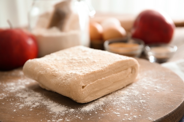 Лествицы из постного слоёного теста wooden board with raw flaky dough table - Лествицы из постного слоёного теста