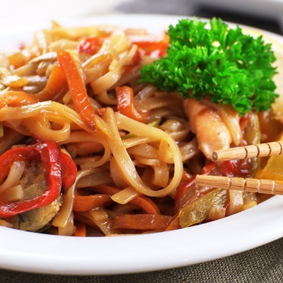 Удон с кальмарами и овощами