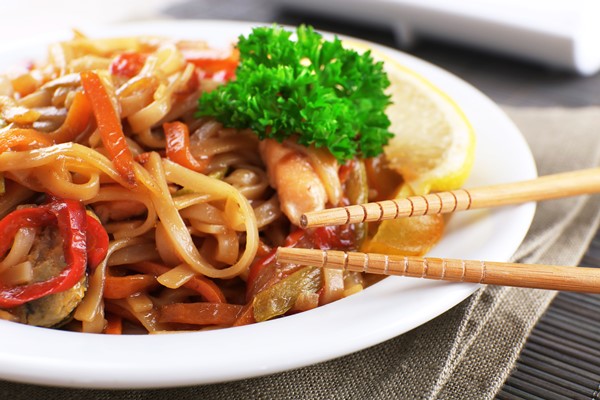 Удон с кальмарами и овощами chinese noodles with vegetables seafood plate bamboo mat background - Удон с кальмарами и овощами