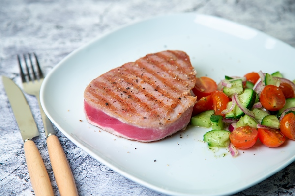 grilled tuna steak with vegetables selective focus close up - Стейки из тунца
