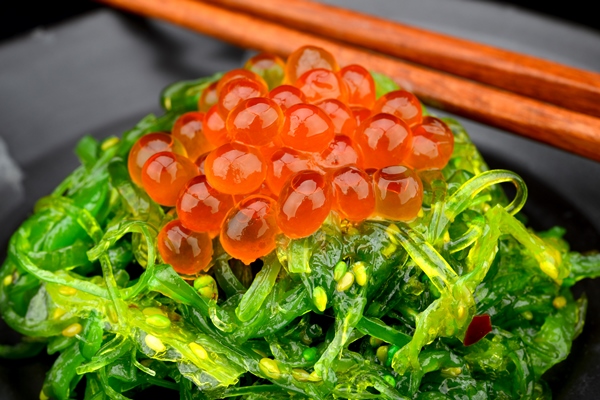 Салат чука с красной икрой salmon roe with seaweed salad - Салат чука с красной икрой
