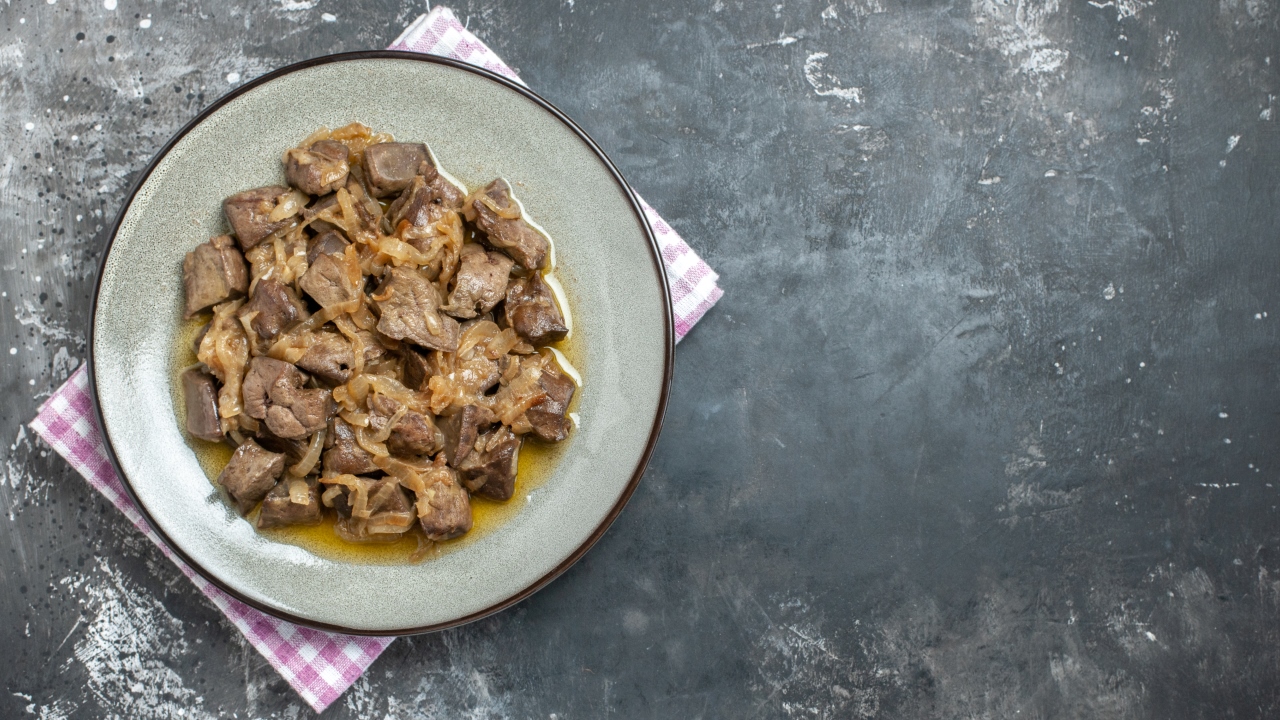 Куриная печёнка с луком, жаренная на сковороде