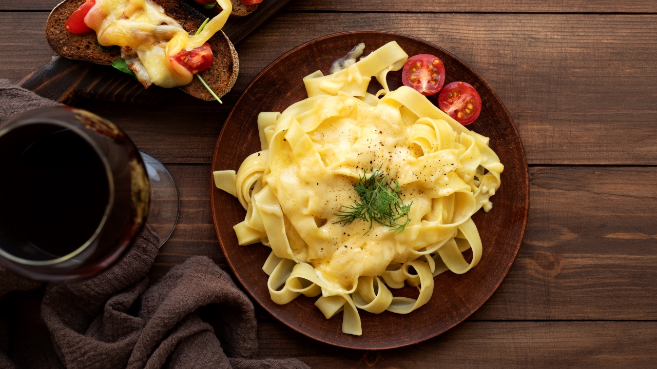 Макароны с яйцом и сыром