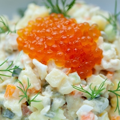 Салат «Столичный постный» с морепродуктами и красной икрой