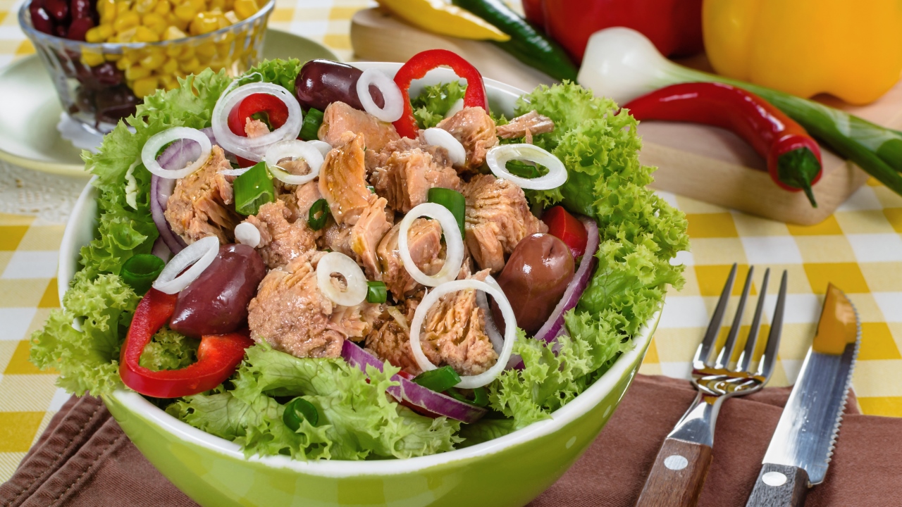 Салат с тунцом, овощами и яблоком