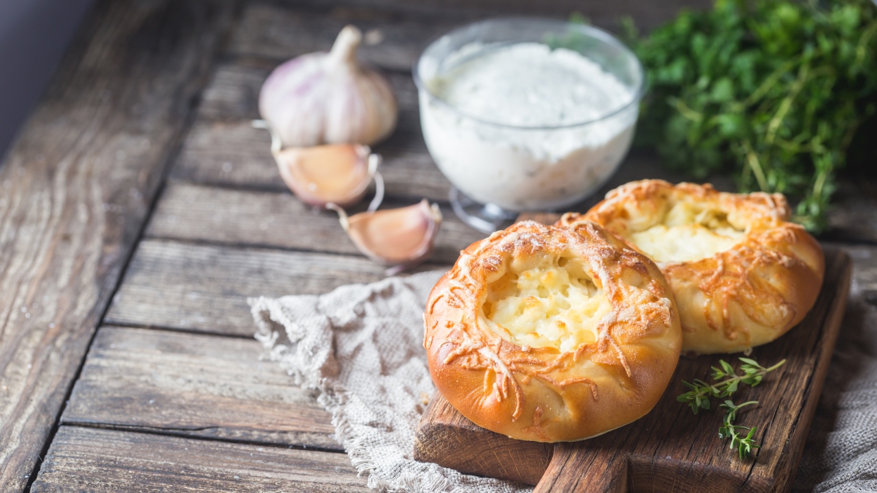 Ватрушки с сыром и чесноком