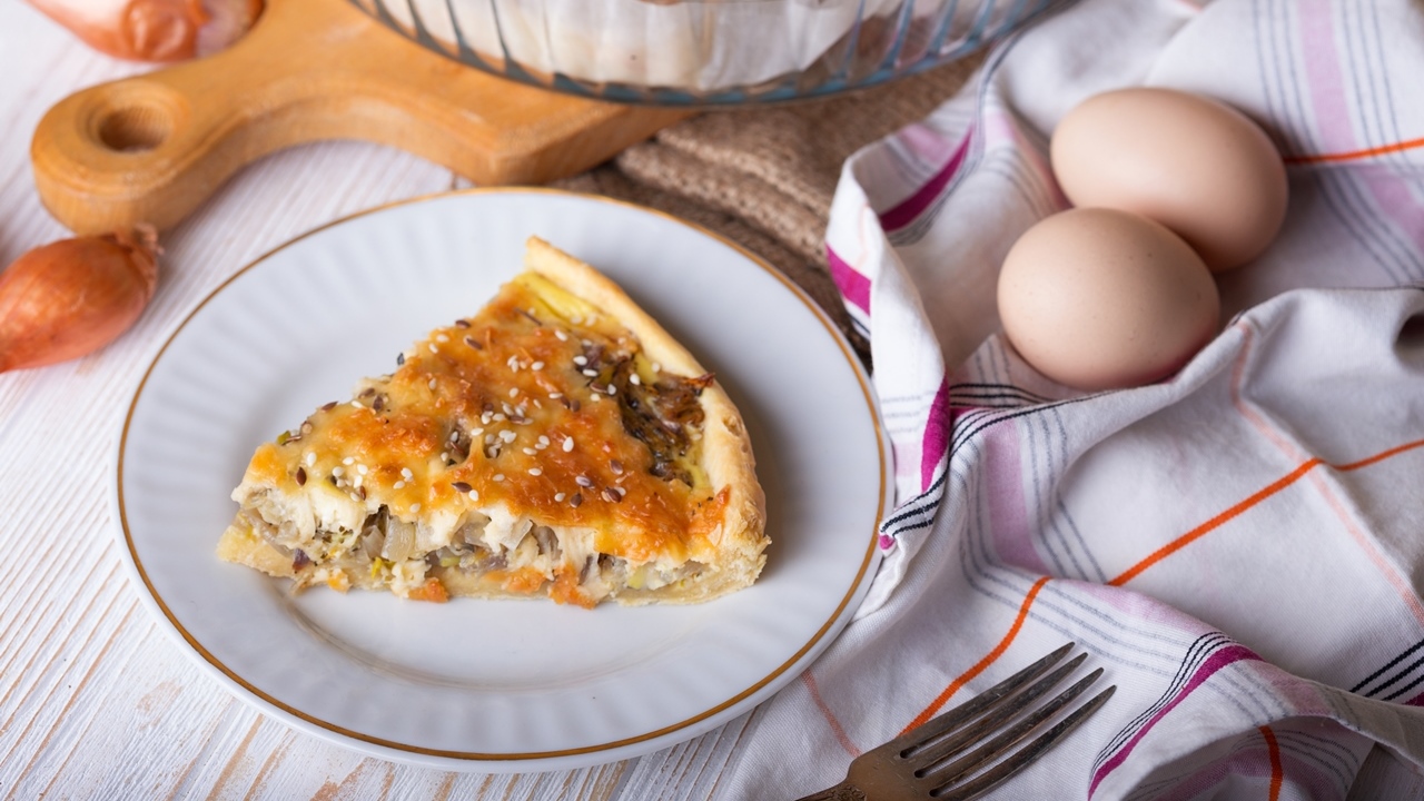 Киш луковый с плавленными сырками
