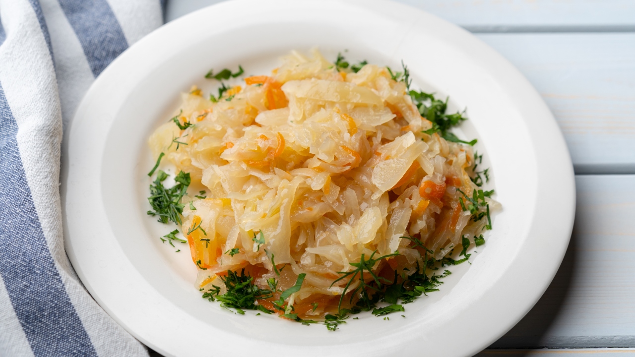 Тушёная капуста с перловкой