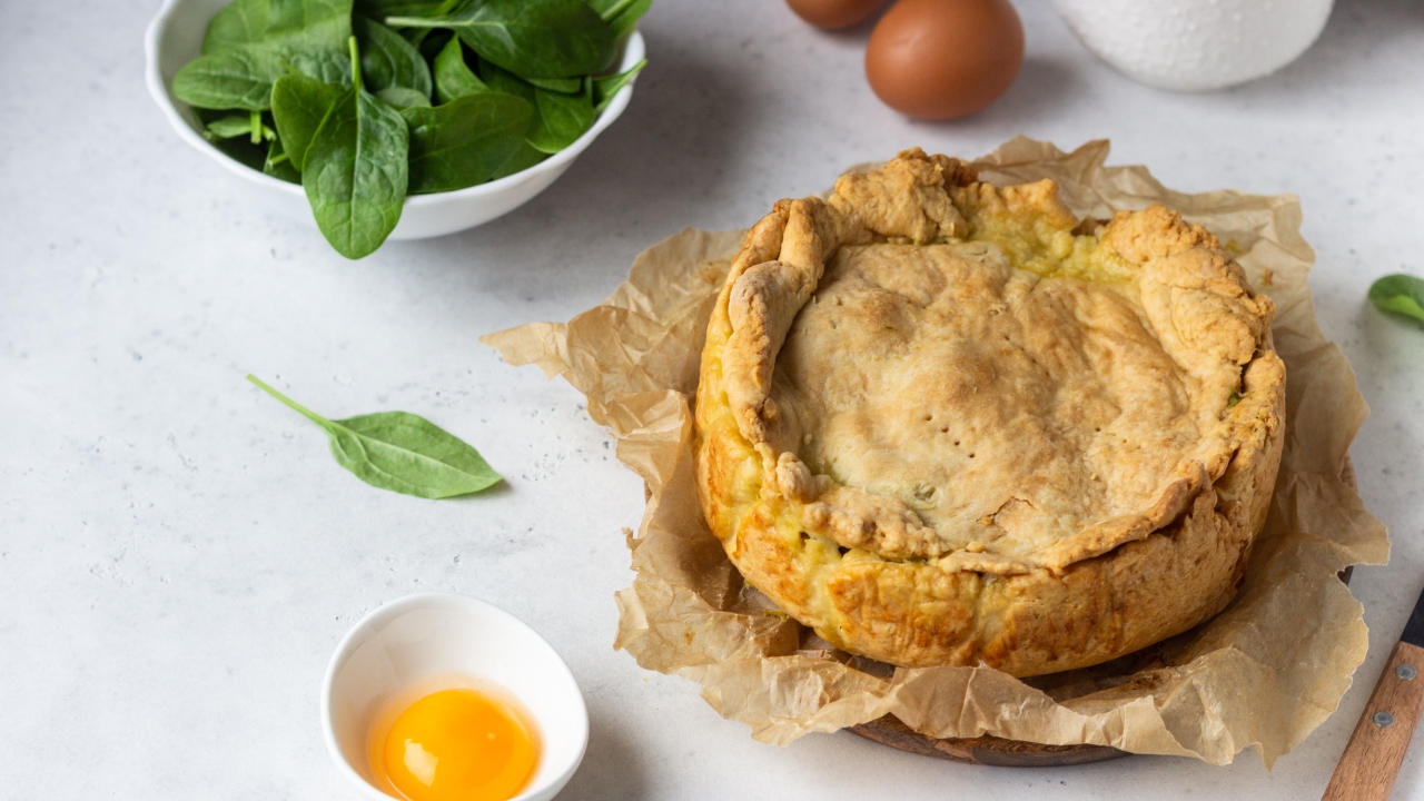 Закрытый песочный пирог с курицей, шпинатом и рикоттой