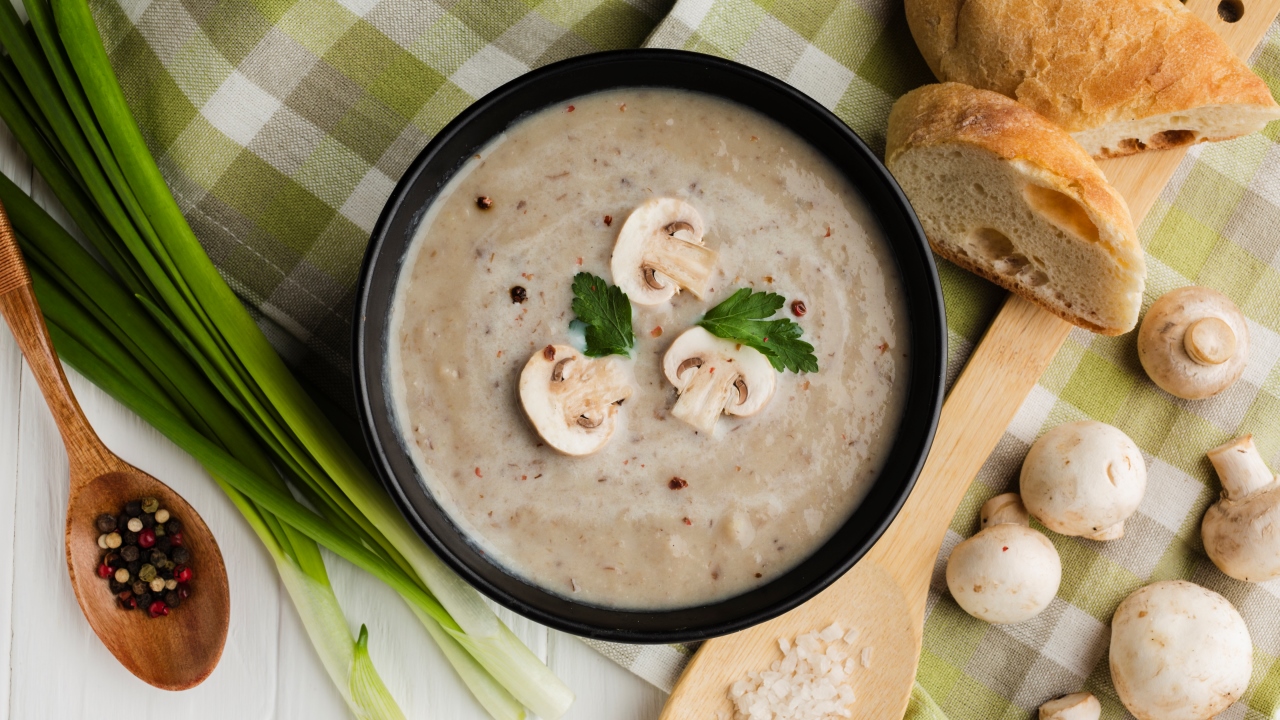 flat lay wooden spoon mushroom bisque with bread mushrooms - Грибной сливочный суп-пюре с огурцами и яйцом