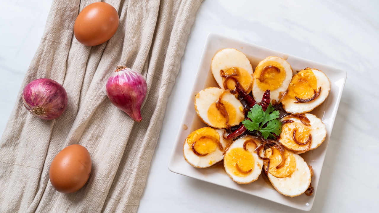 Маринованные яйца с соевым соусом fried boiled egg with tamarind sauce - Маринованные яйца с соевым соусом