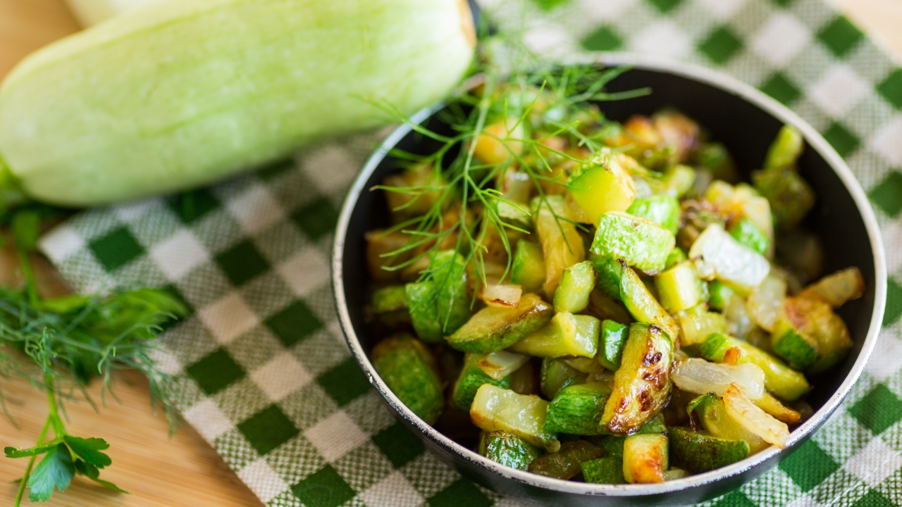 Кабачки, жаренные кубиками, с чесноком