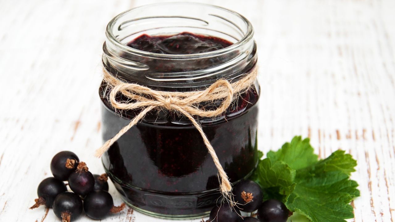 Чёрная смородина, перетёртая с сахаром, без варки