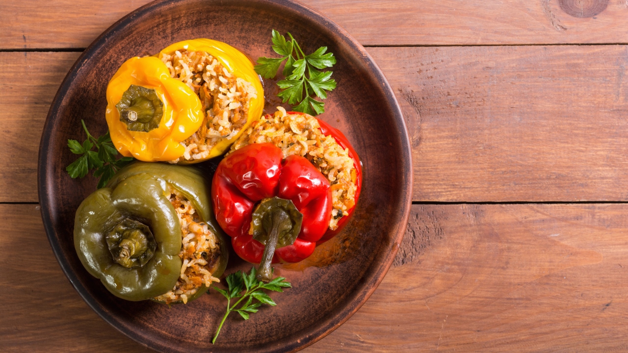 Перец, фаршированный рисом, чечевицей и овощами