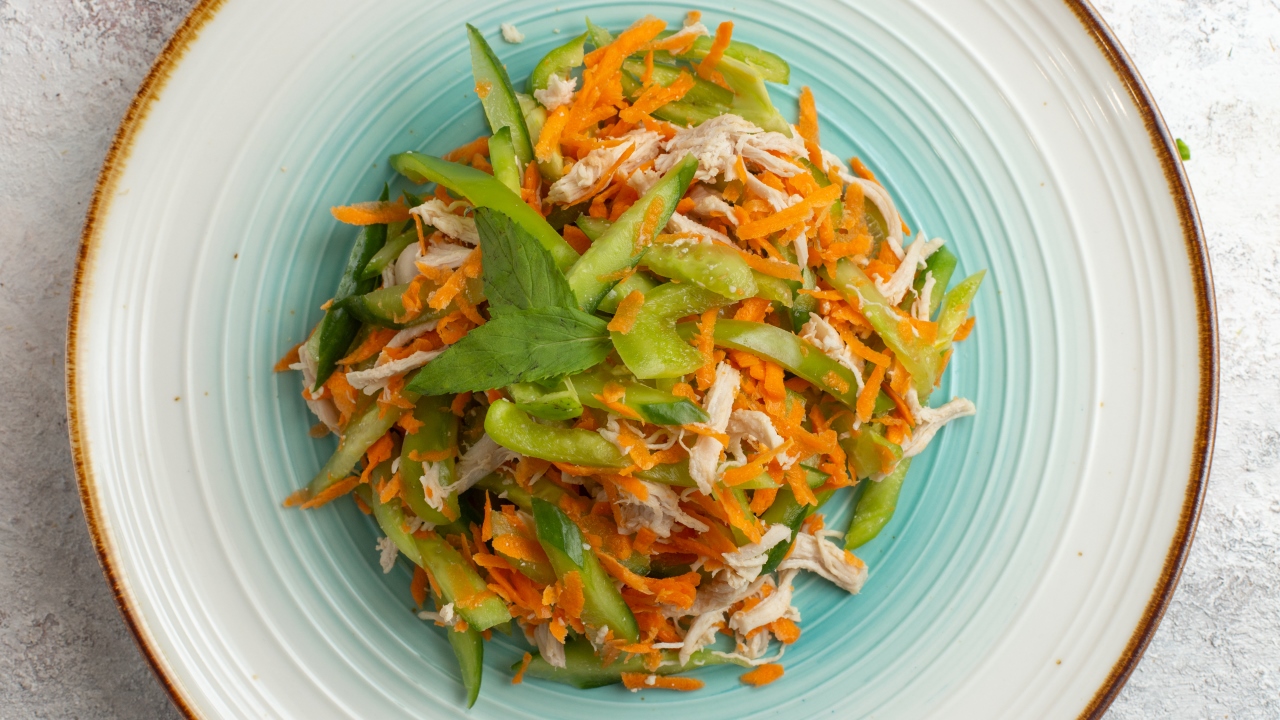 Салат из куриной грудки, моркови и сладкого перца
